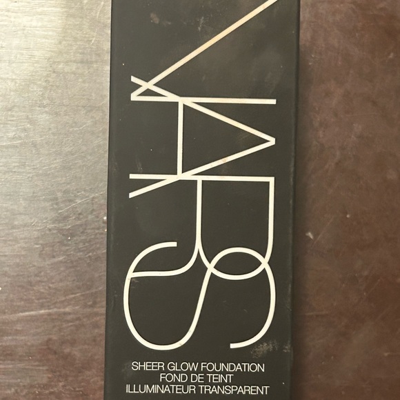 Nars Sheer Glow Foundation in Zambie - Picture 2 of 5